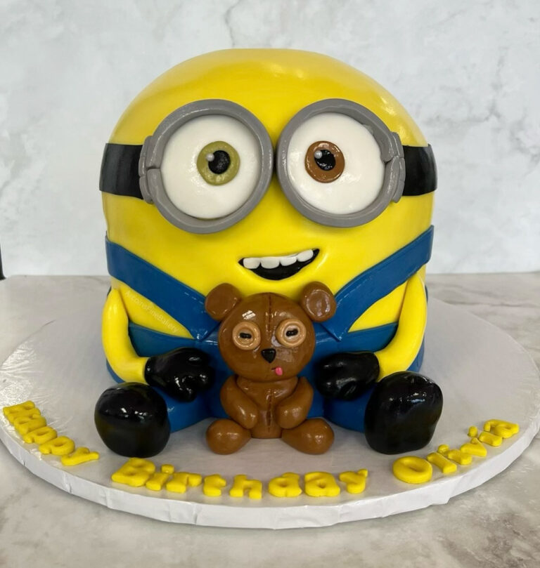 Birthday cake by Arcoiris Fine Bakery