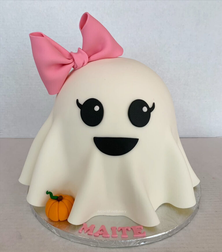 Birthday cake by Arcoiris Fine Bakery