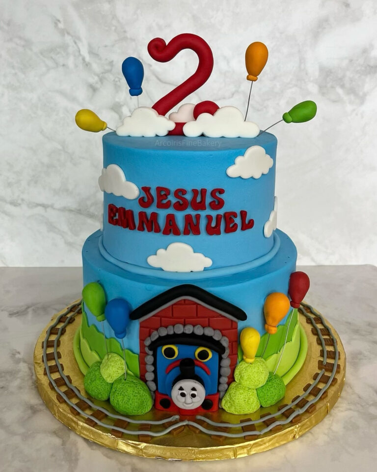 Birthday cake by Arcoiris Fine Bakery