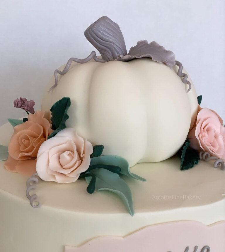 Birthday cake by Arcoiris Fine Bakery
