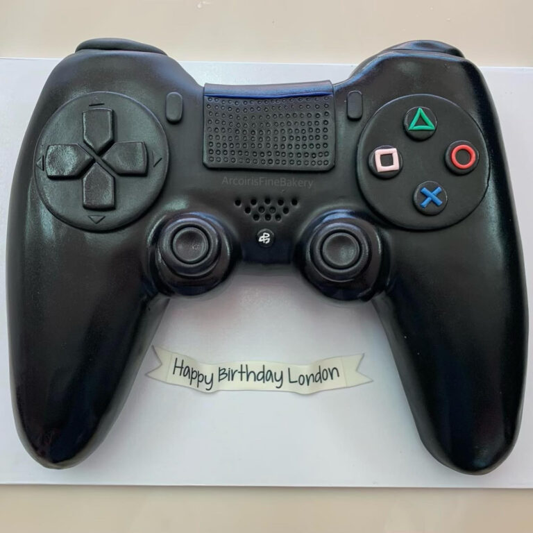 Birthday cake by Arcoiris Fine Bakery