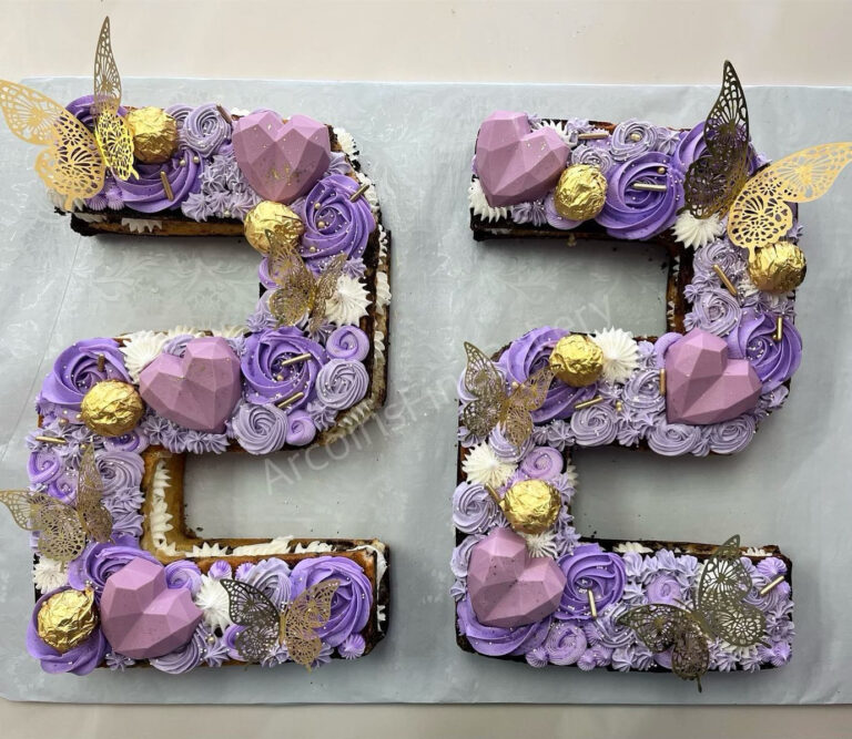 Birthday cake by Arcoiris Fine Bakery