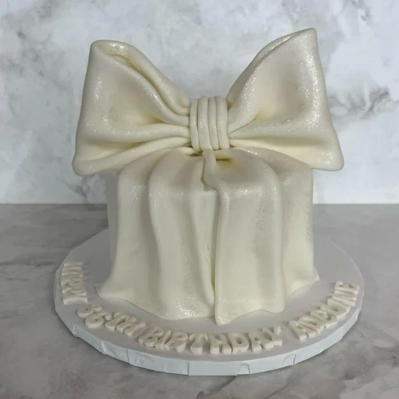Birthday cake by Arcoiris Fine Bakery