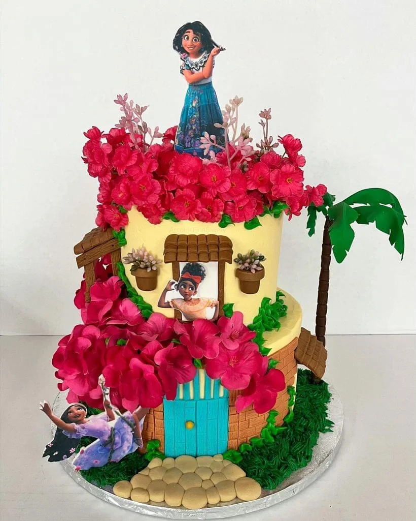 Birthday cake by Arcoiris Fine Bakery