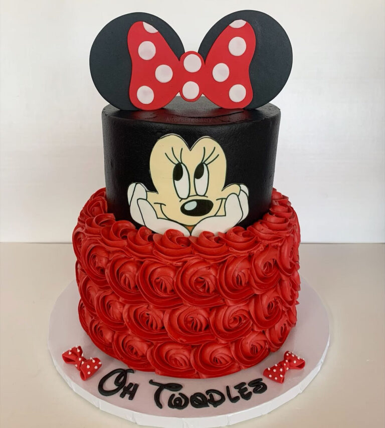 Birthday cake by Arcoiris Fine Bakery