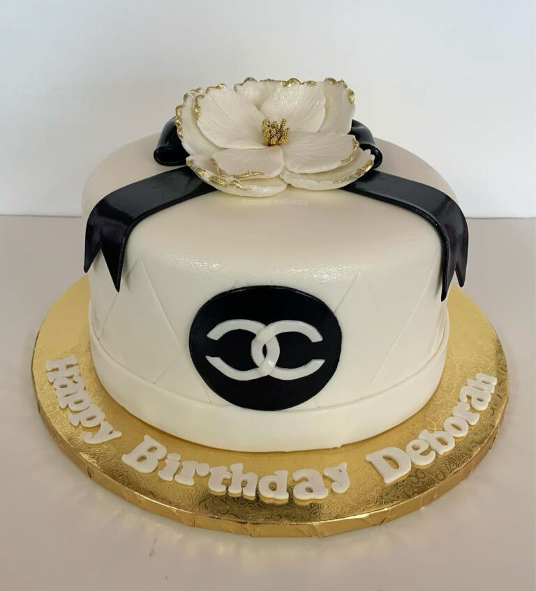 Birthday cake by Arcoiris Fine Bakery