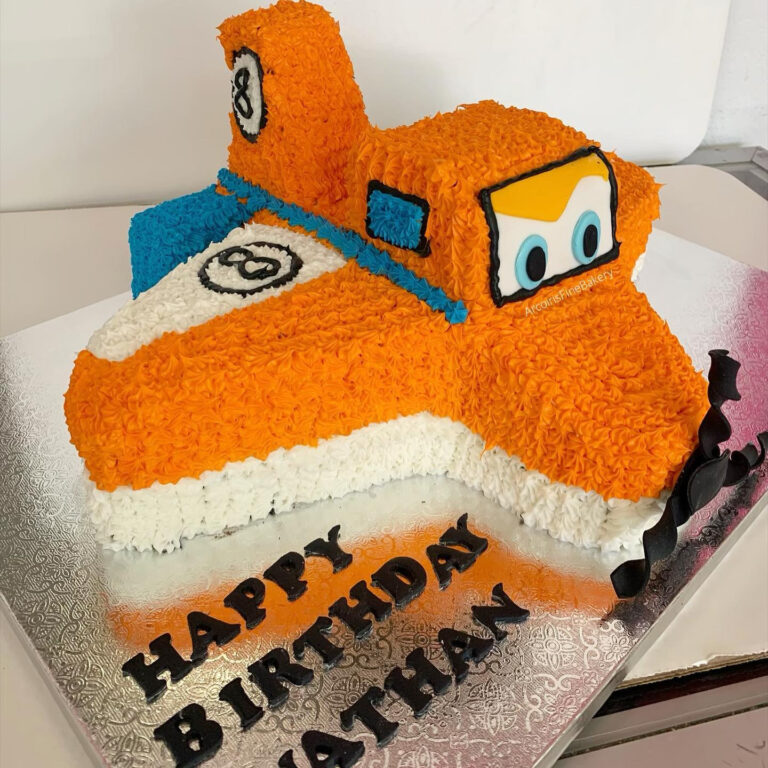 Birthday cake by Arcoiris Fine Bakery