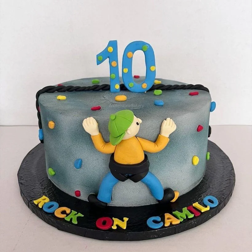 Birthday cake by Arcoiris Fine Bakery