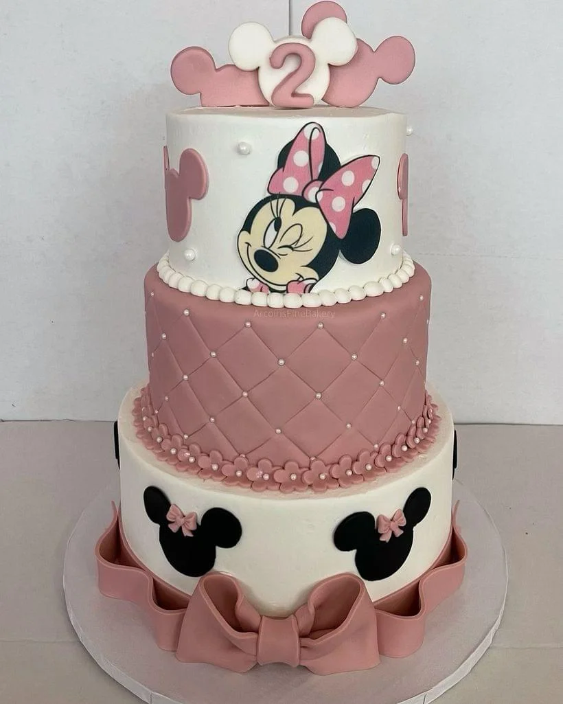 Birthday cake by Arcoiris Fine Bakery