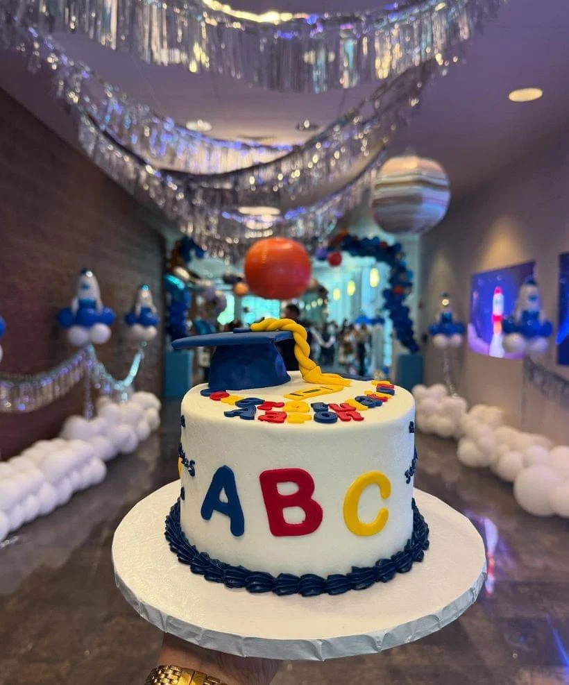 Birthday cake by Arcoiris Fine Bakery