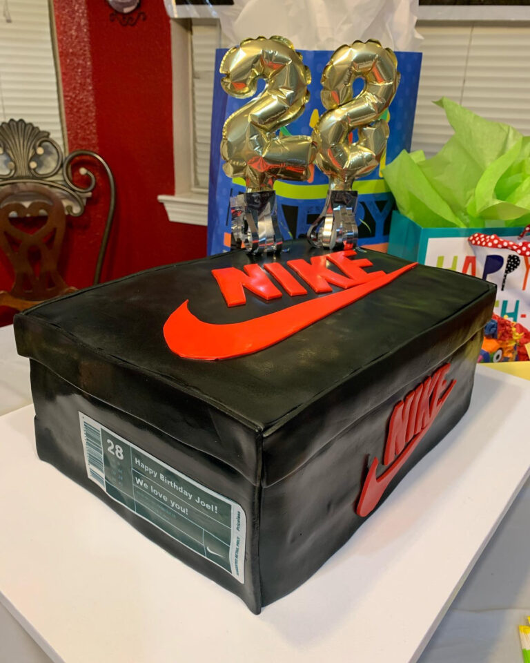Birthday cake by Arcoiris Fine Bakery