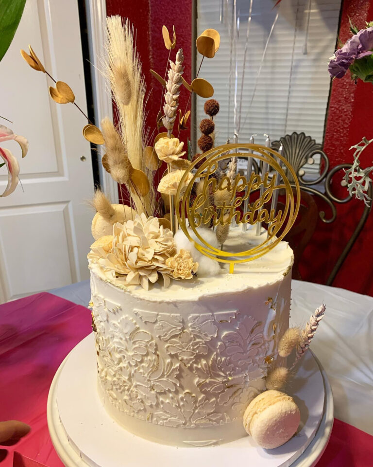 Birthday cake by Arcoiris Fine Bakery