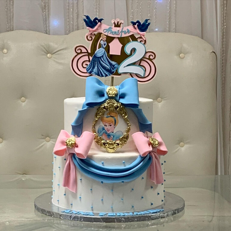 Birthday cake by Arcoiris Fine Bakery