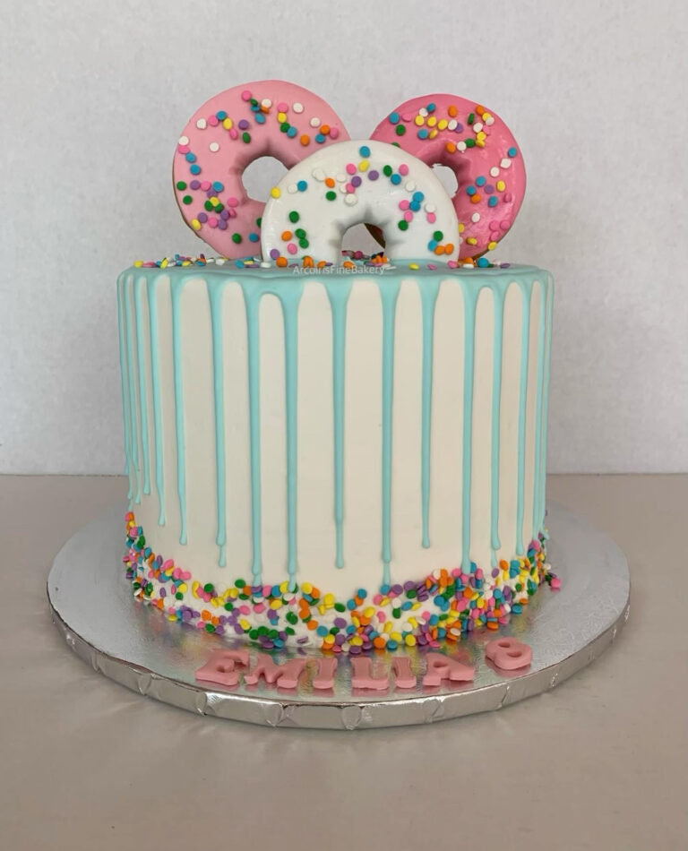 Birthday cake by Arcoiris Fine Bakery