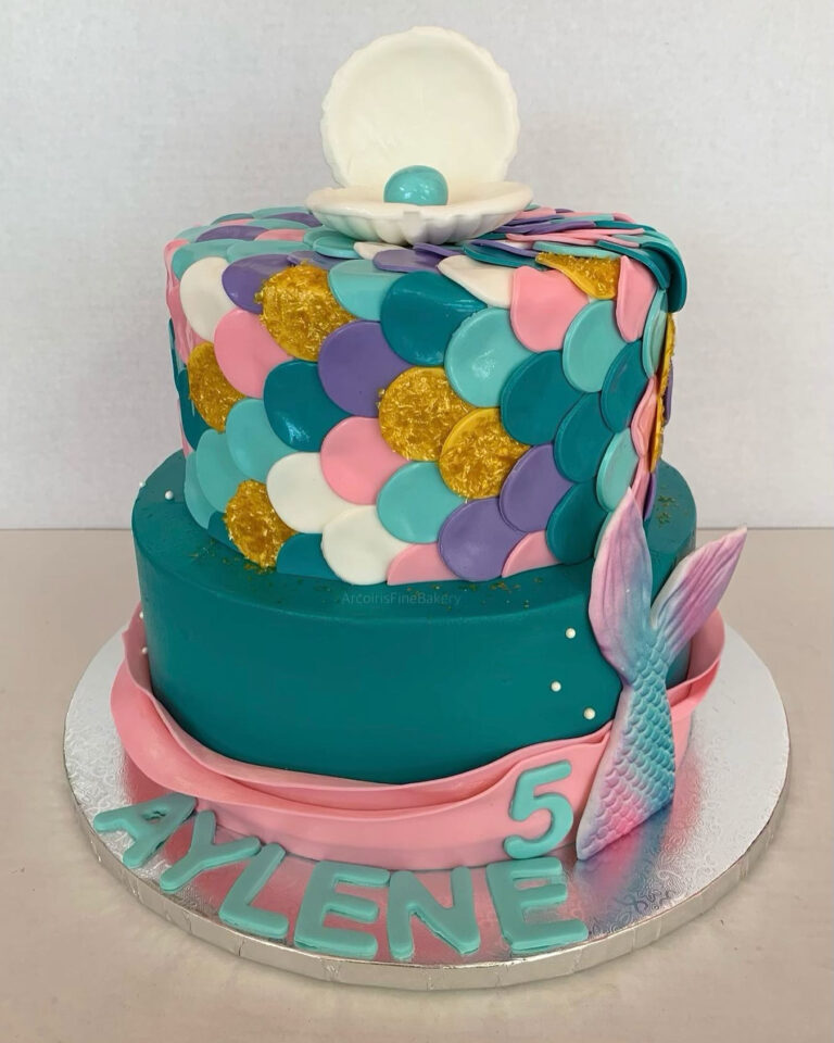 Birthday cake by Arcoiris Fine Bakery