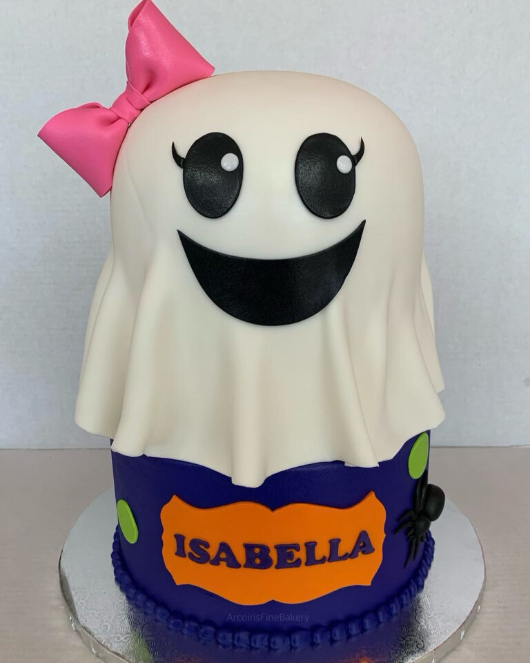 Birthday cake by Arcoiris Fine Bakery